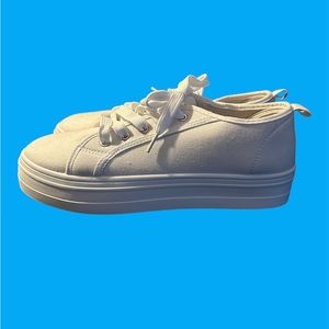 Ardene comfort foam sneakers, white, brand new, size 8